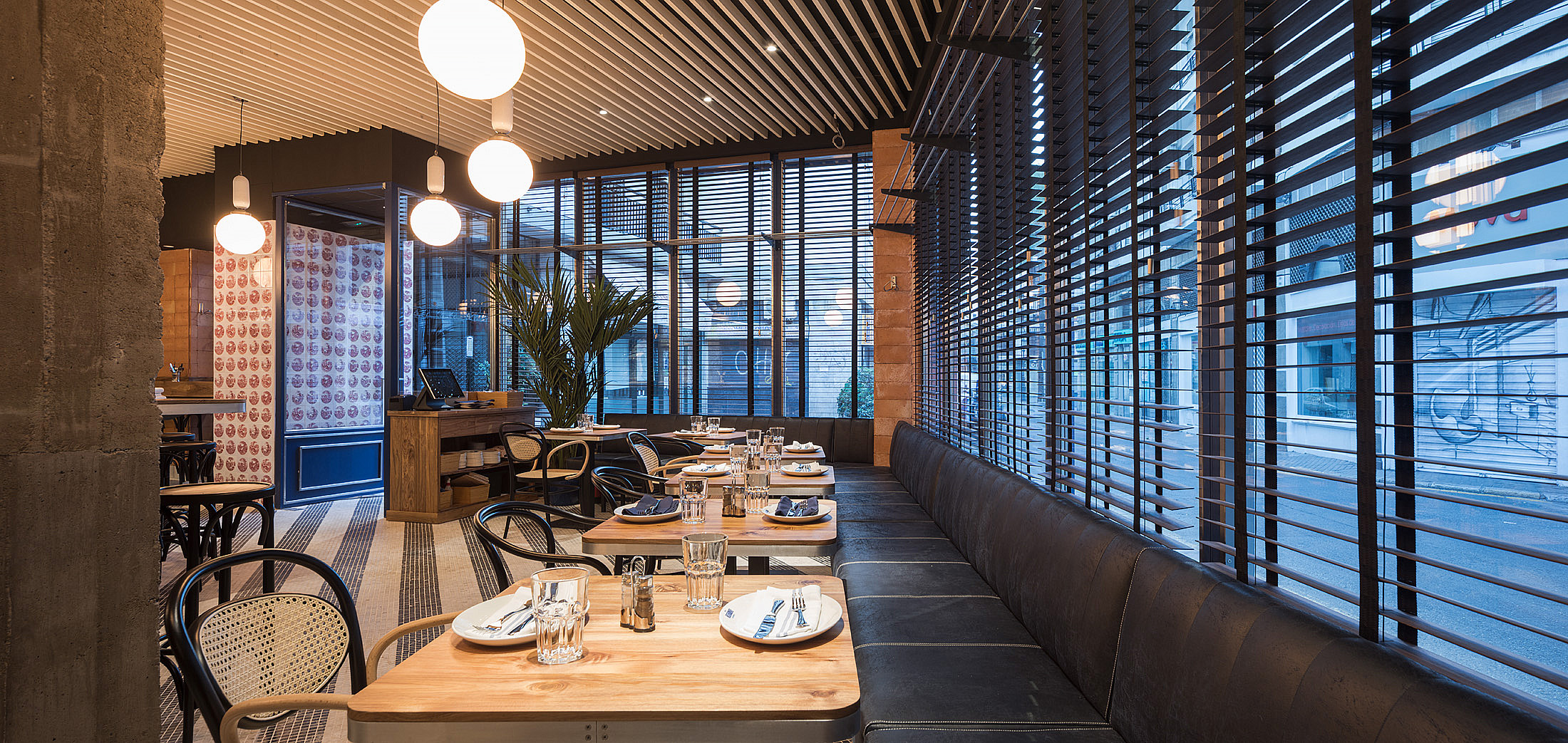 Salón preparado para una celebración en Castizo